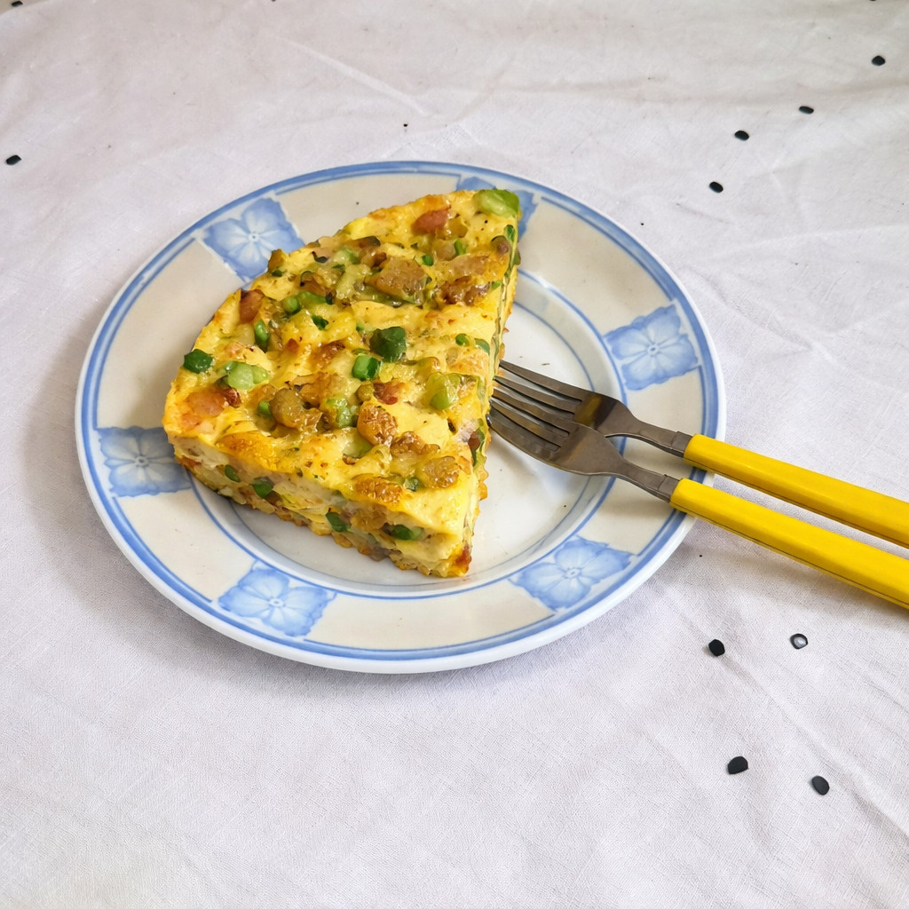Omelette aux œufs avec champignons et romarin