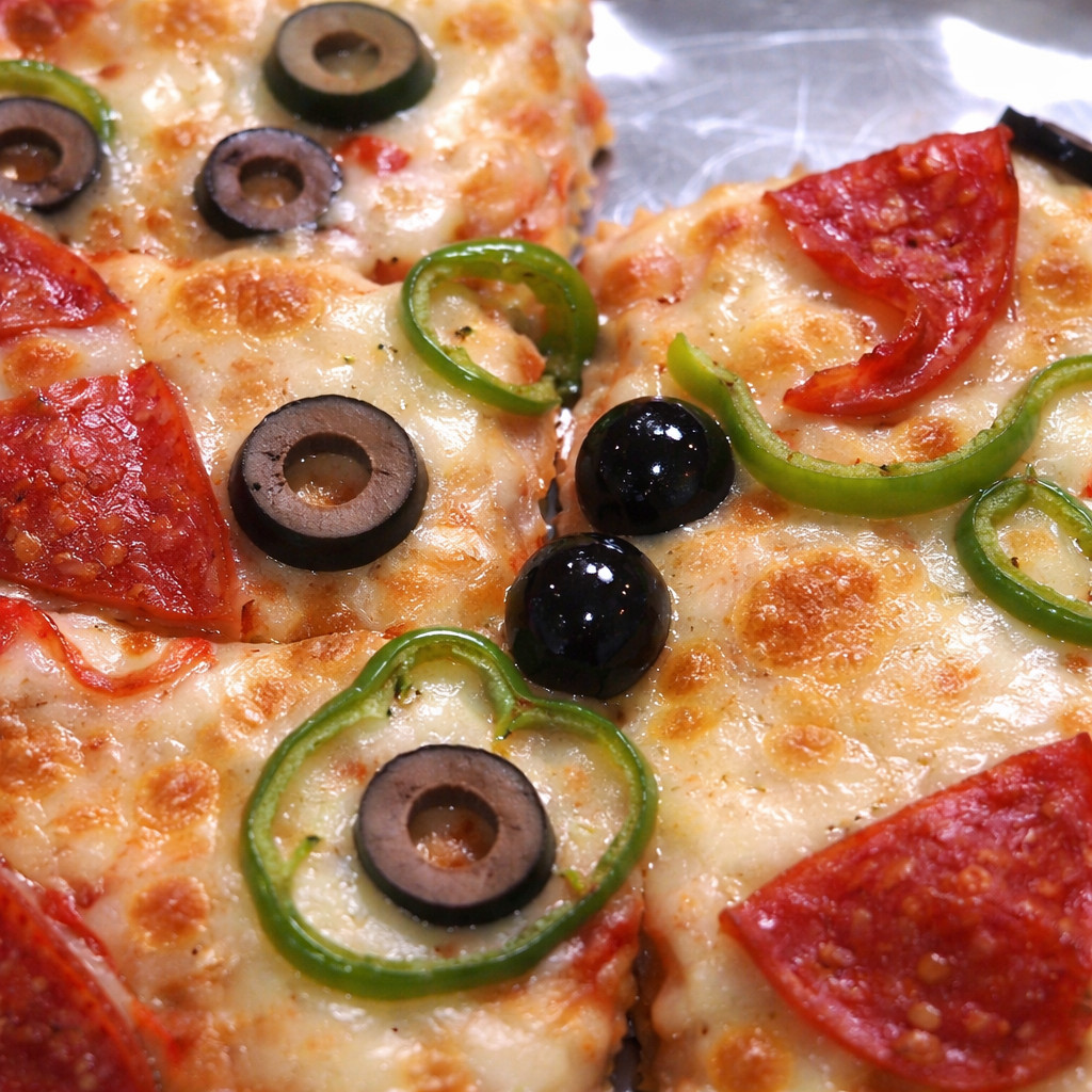 Pizza aux poivrons et olives