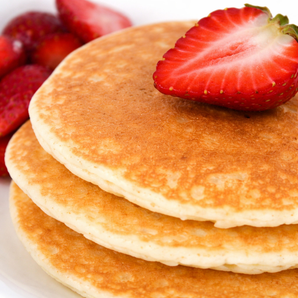 Pancakes au miel et aux fraises