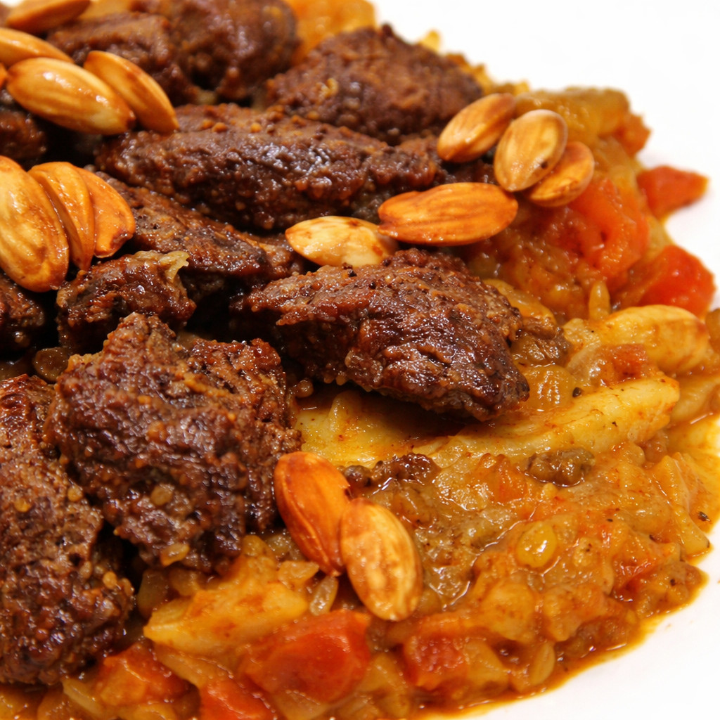 سجق مع صلصة الباذنجان والبندورة